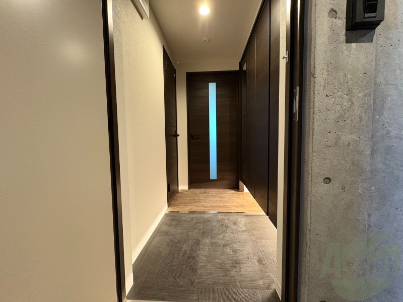 玄関　玄関です。ご覧の通り広々としていますね。