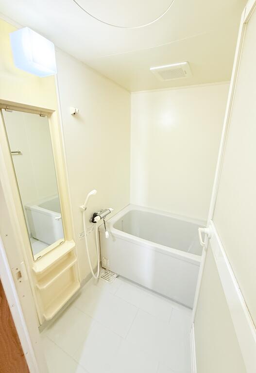 バス・シャワールーム　お湯の温度調節可能な混合水栓タイプです。