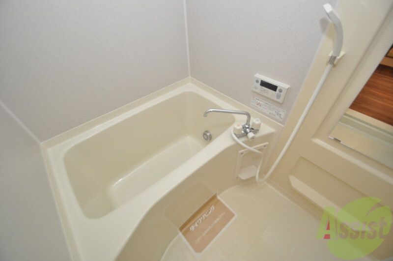 バス・シャワールーム　白いきれいな浴室、肩までしっかり浸かれて疲労もしっかり回復