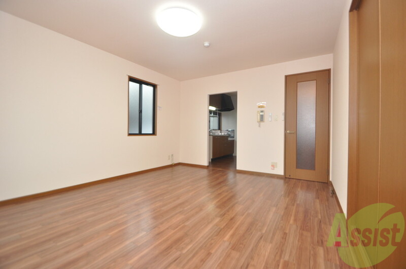 居室・リビング　広くて明るいリビングはご家族全員がリラックスできる空間。