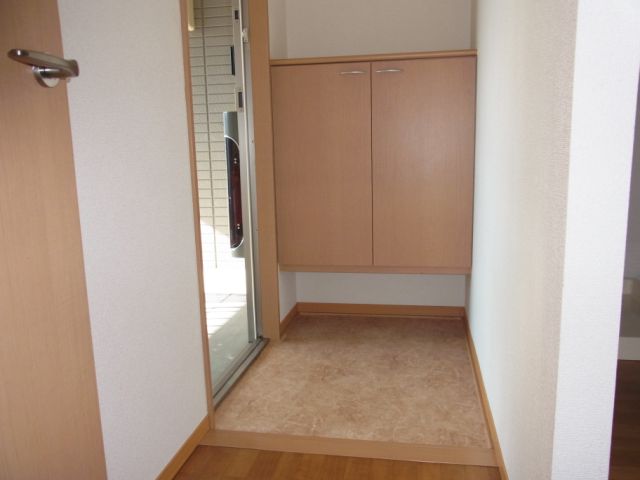 玄関　下駄箱あります。玄関周りがすっきりしますね