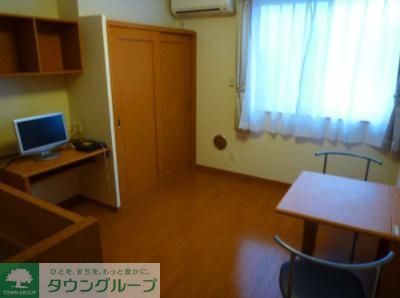 レオパレスCEREZOの居間写真