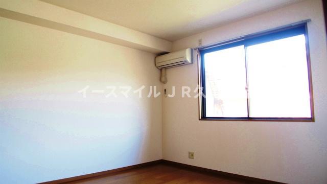 居室・リビング　落ち着いた色調の洋室です