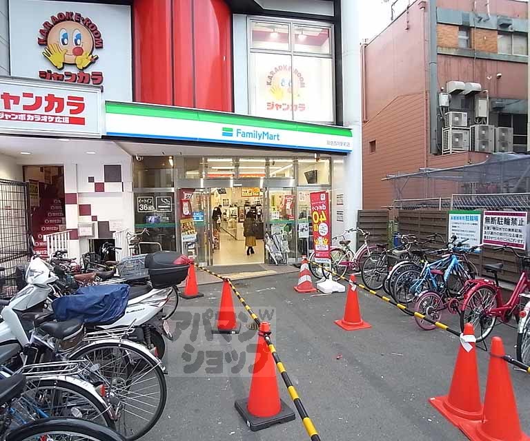 コンビニ　ファミリーマート西院駅店（コンビニ）まで380m