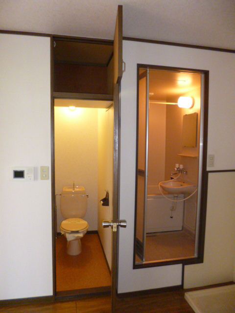 洗面設備　トイレの上にも棚があります