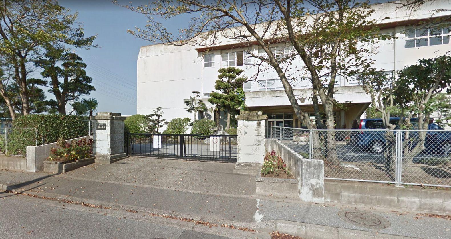 小学校　君津市立周西小学校（小学校）まで512m