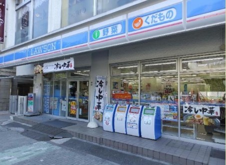 コンビニ　ローソン新宿坂町店（コンビニ）まで61m