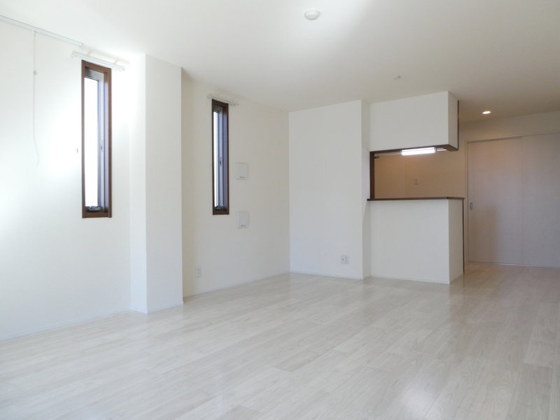 居室・リビング　角部屋につき２面採光のとれる１５．７帖の広々リビング♪