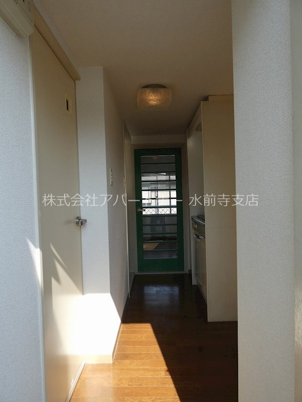 玄関　玄関を入ってからキッチンスペースが広がります。