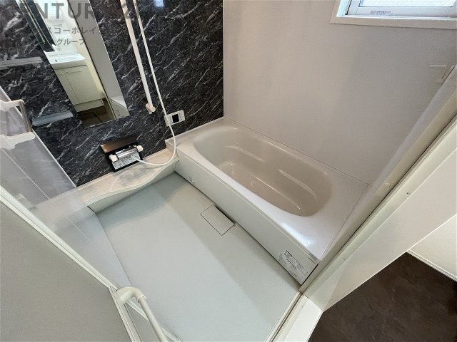 バス・シャワールーム　浴室乾燥機・追い焚き機能付き☆