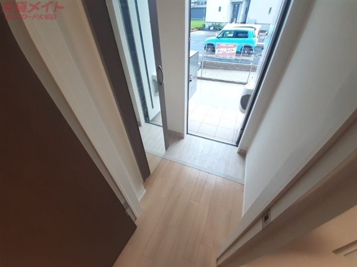 玄関　同物件別部屋写真