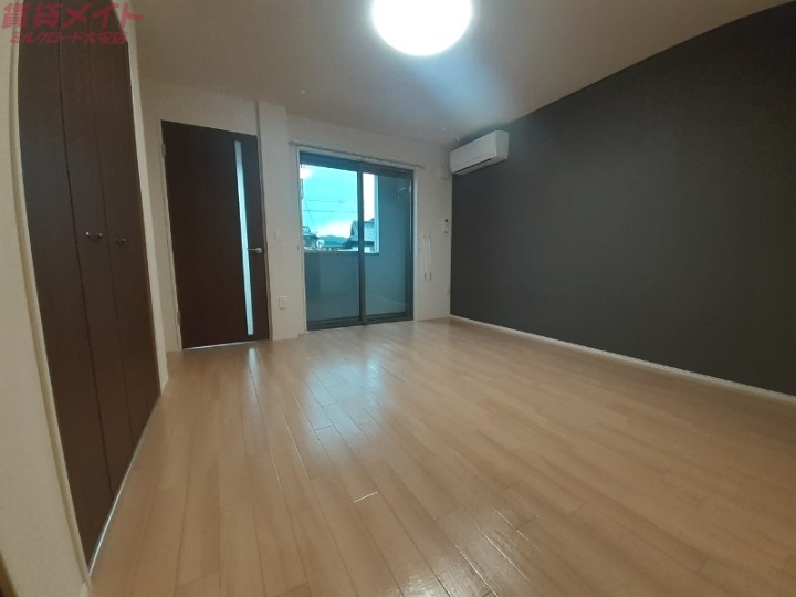 居室・リビング　同物件別部屋写真