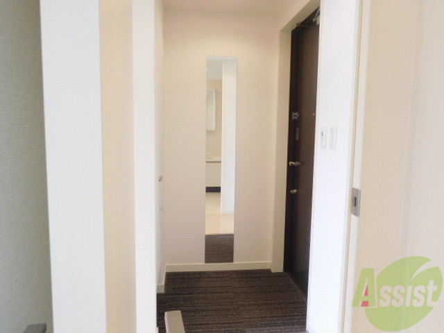 玄関　玄関に姿見も有り設備文句なしですね。