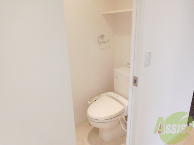 トイレ　トイレ上部にも棚があり以外に便利なんですよねー