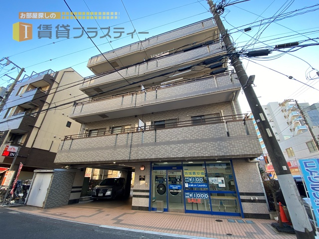 建物外観　誘惑の多い駅前生活に、いざ挑戦。。