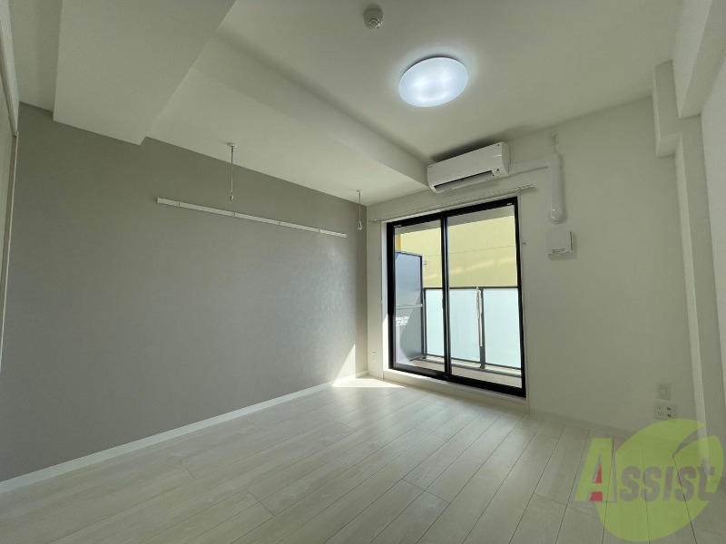 居室・リビング　こちらは６．８帖の洋室になります。陽当たり良好でございます。