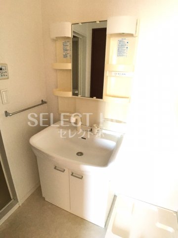 洗面設備　朝の身支度には欠かせない独立洗面化粧台 同型タイプ