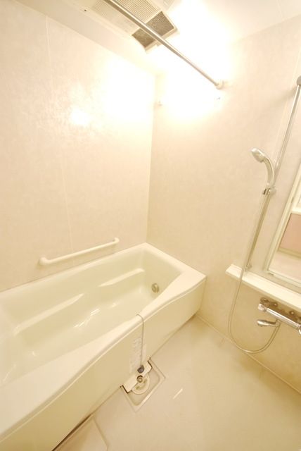 バス・シャワールーム　クリーニング前の画像です。