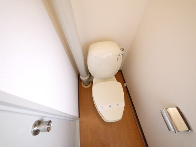 トイレ　落ち着いた色調のトイレです