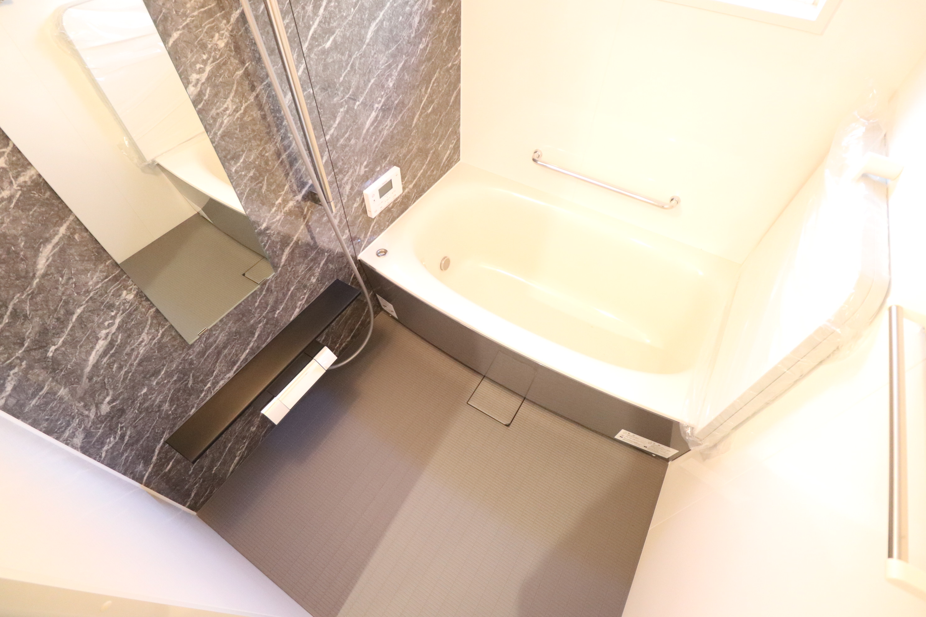 バス・シャワールーム　鏡付きでオシャレなお風呂です♪