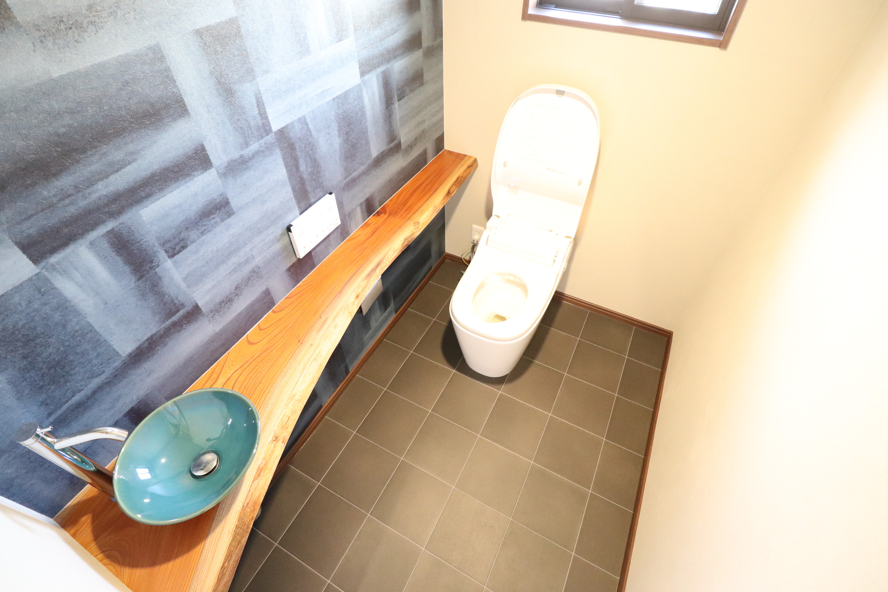 トイレ　トイレも広く、手洗い場も♪