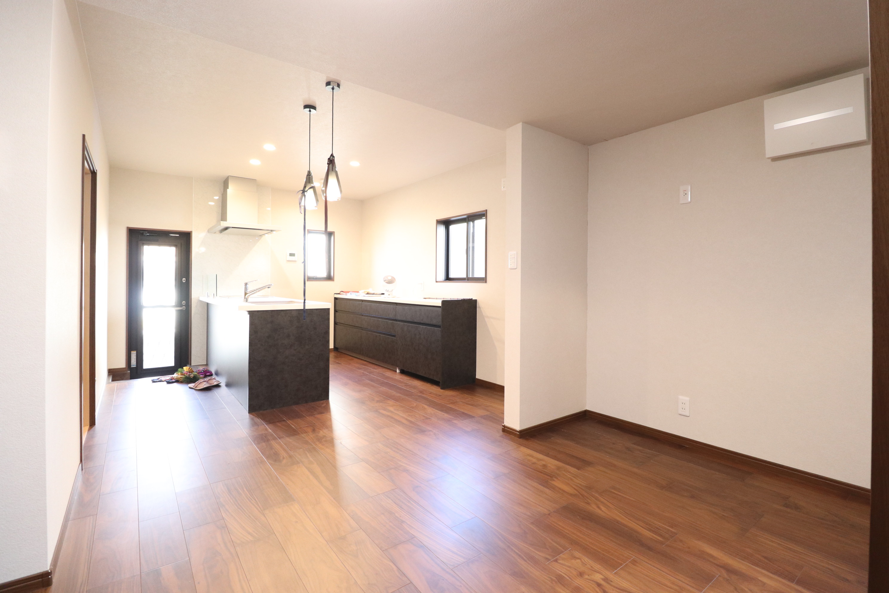 居室・リビング　14.0帖のとても広々としたダイニングキッチンです♪