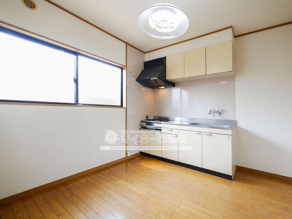 キッチン　日当たり良い方向に窓が設置された明るいキッチン☆