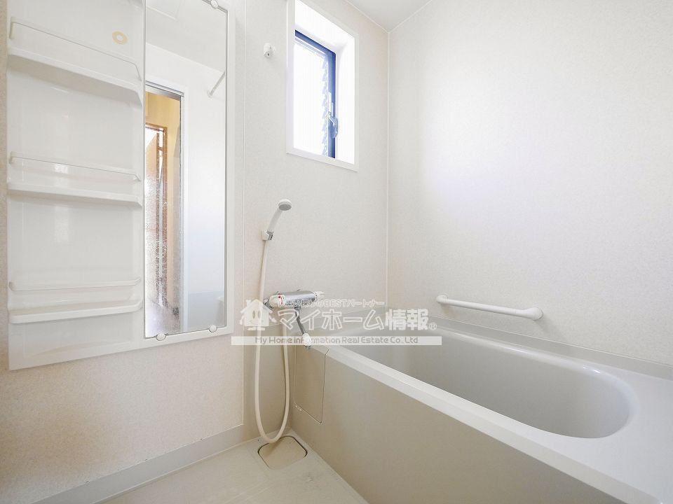 バス・シャワールーム　窓に長い鏡に手摺りも追い焚き機能も全部嬉しい浴室☆