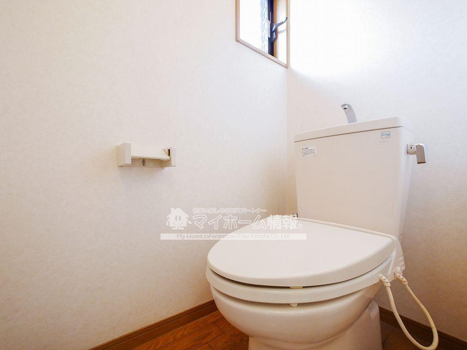 トイレ　トイレは温水洗浄暖房便座付き☆窓もあって清潔的☆