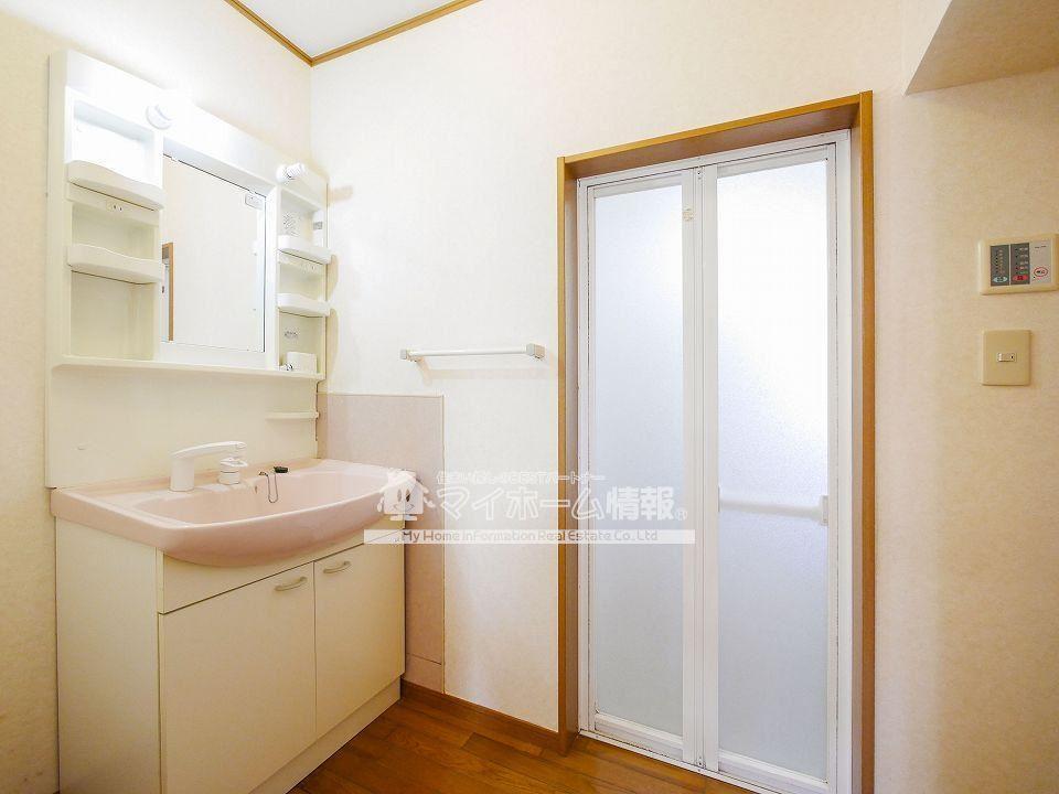 洗面設備　広めの洗面室なので渋滞することなく身支度できそう♪