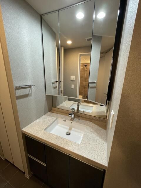 洗面設備　明るい洗面所です