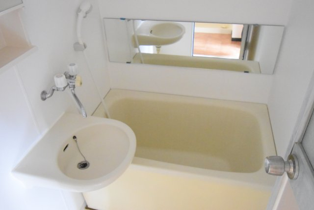 バス・シャワールーム　※別部屋参考画像です。