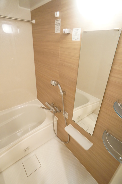 バス・シャワールーム　バストイレ別で清潔感のある水回り