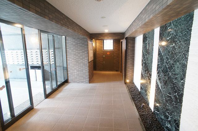 エントランス　防犯カメラ設置で安全性を高めた重厚感のあるエントランスホ