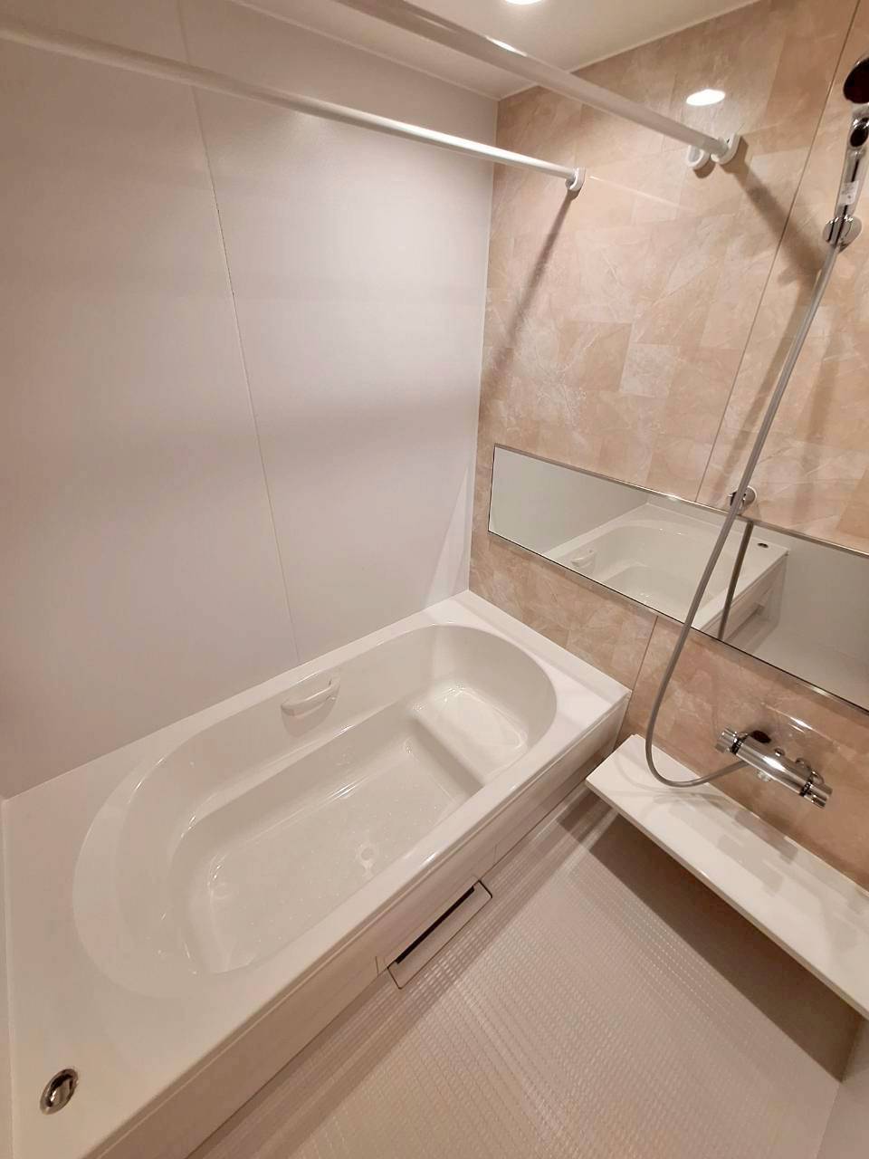 バス・シャワールーム　★浴室乾燥・追い焚き機能付き★