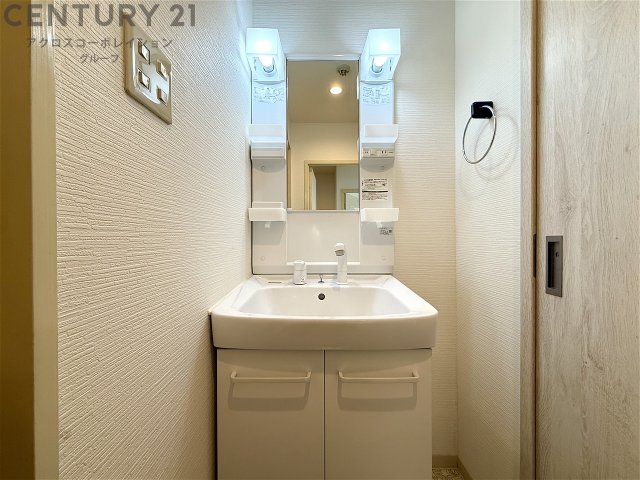 洗面設備　シャワー付き洗面台付きで便利です♪