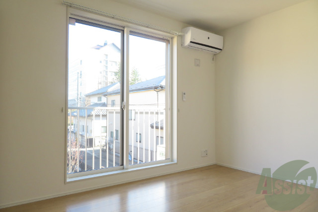 居室・リビング　大きな窓が印象的な広々としたお部屋です。