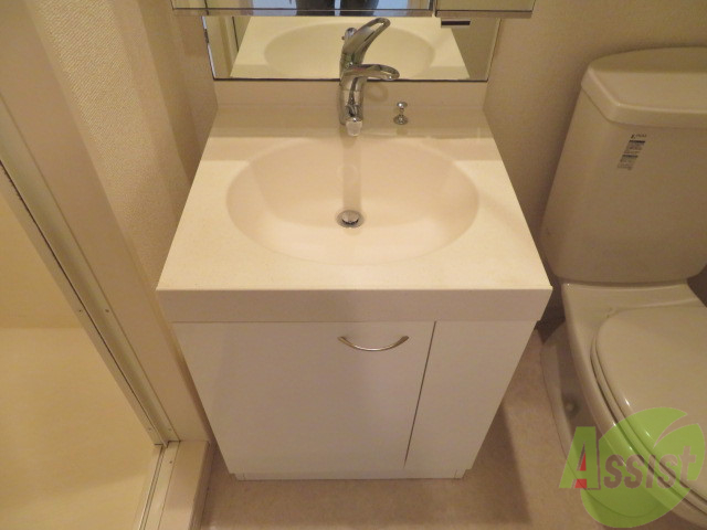 洗面設備　朝の支度はこちらの独立洗面台からどうぞ。