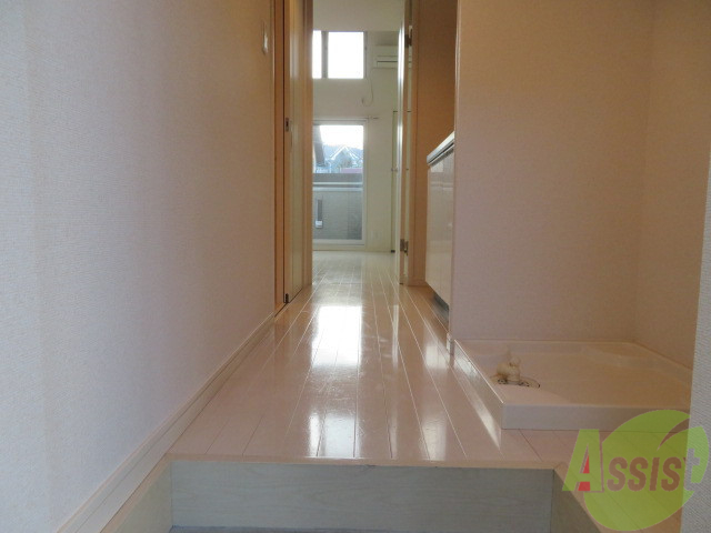 玄関　玄関から見たお部屋です。扉を開けるとリビングから光が射します