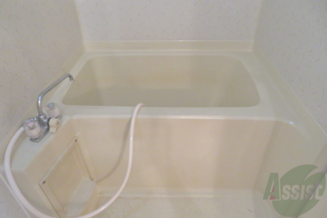 バス・シャワールーム　浴室は深さもあるので、肩まで浸かることもできますよ。