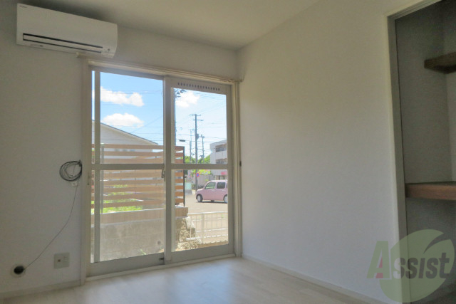 その他部屋・スペース　寝室は６帖の洋室です。白を基調として清潔感がありますね。