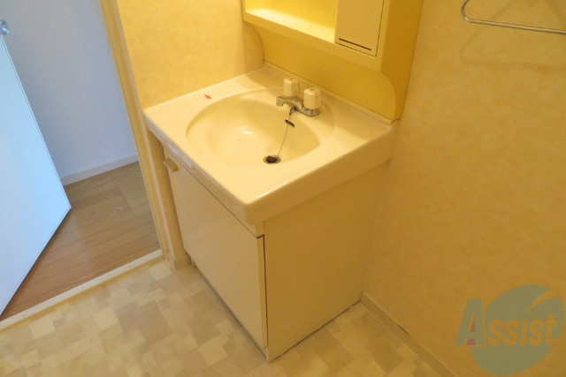 洗面設備　洗面台は独立洗面台です。毎日の身支度が楽しくなりそうですね。