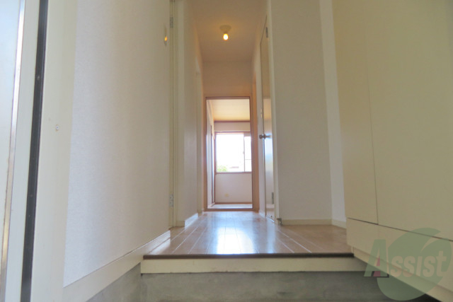 玄関　玄関から撮影しました。部屋の明るさが伝わってきますね。