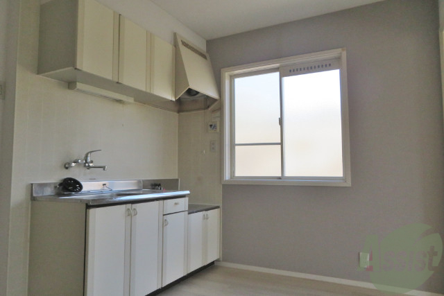 居室・リビング　キッチンはこちらです。広々していて食器棚も置けそうですね。