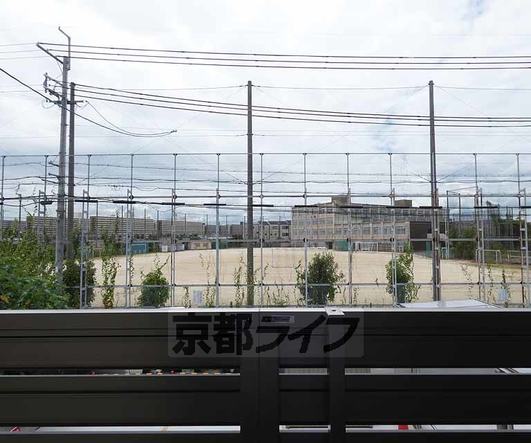 眺望　目の前は学校です。