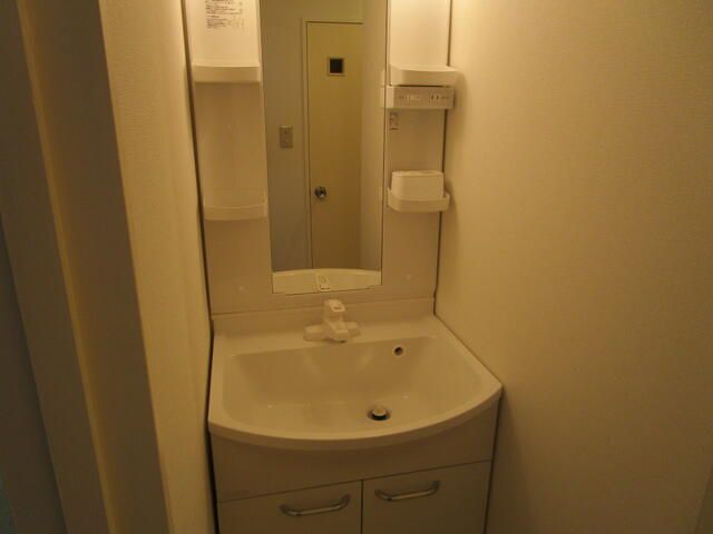 洗面設備　明るい洗面所です