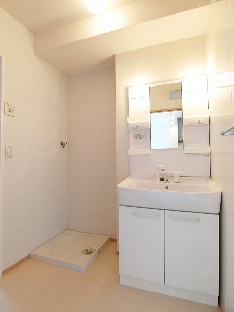 洗面設備　ゆったりとスペースのある洗面所