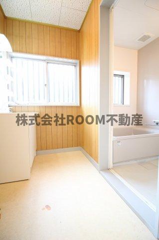 洗面設備　ゆったりとスペースのある洗面所