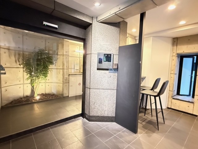 セキュリティ　ゆとりのあるロビーです