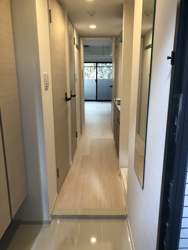 玄関　写真と現況が異なる場合は現況を優先いたします。